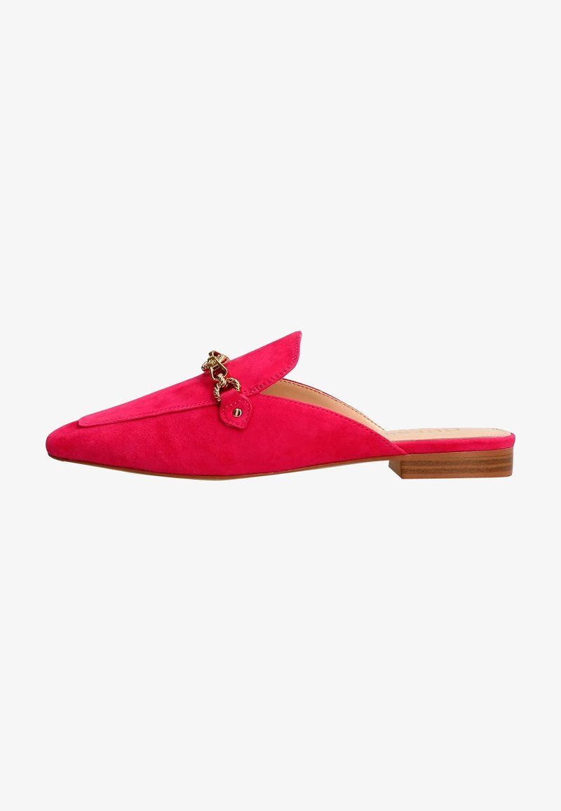 Mule en daim rose vif à enfiler, avec bout pointu, petit talon en bois et détail de chaîne dorée sur le dessus.