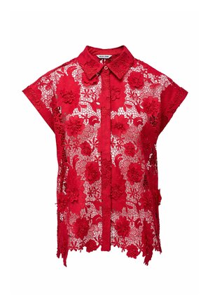 Blouse rouge à manches courtes en dentelle transparente avec broderie florale, boutonnage devant et col pointu par Salsa Jeans.