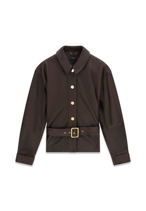 Veste marron foncé à manches longues avec fermeture par boutons, col pointu, ceinture ajustable avec boucle à la taille et détails cousus aux poignets.