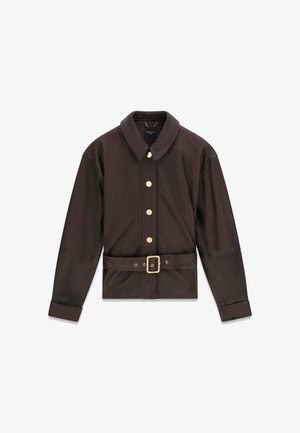 Veste marron foncé à manches longues avec fermeture par boutons, col pointu, ceinture ajustable avec boucle à la taille et détails cousus aux poignets.