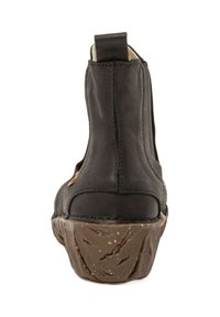 Bota de cuero marrón oscuro hasta el tobillo con tirador, costura visible y suela de goma texturizada, mostrada desde la parte trasera sobre un fondo blanco.