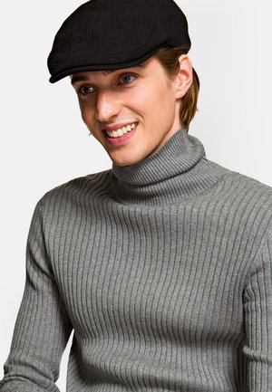 Lancerto, Czapka