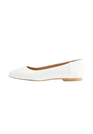 Fehér bőr balettcipők kerek orral, lapos talppal és minimalista dizájnnal. Simaság jellemzi, látható minták vagy díszítések nélkül.