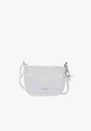Witte leren crossbodytas met verstelbare riem, zilveren sterbedel en "JOOP! JEANS" logo op het midden van de voorkant.