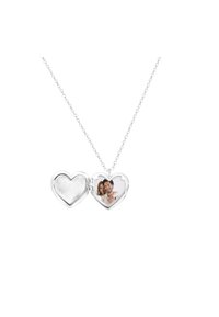 Hartvormige locket ketting in zilver met een scharnierend deksel, waarin een foto zichtbaar is. Gladde textuur en een fijne kettingontwerp.