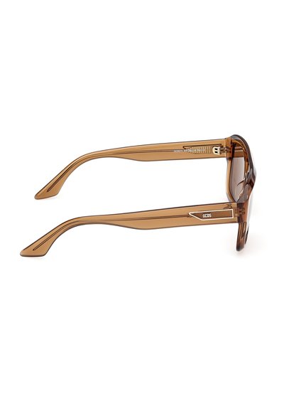 Lunettes de soleil rectangulaires translucides marron avec des branches épaisses, portant la marque « GCDS » sur le côté.