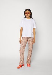 Jordan ESSEN TEE CORE - T-Shirt basic - white