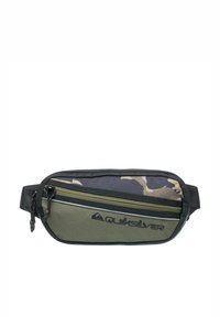 Fannypack v zelenej a čiernej camo farbe, s dvoma zipsovými oddeleniami, odolným materiálom a logom na prednej strane.