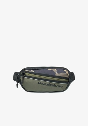 Heuptasje in groen en zwart camouflage, met twee ritssluitingen, een stevige stof en een logo aan de voorkant.