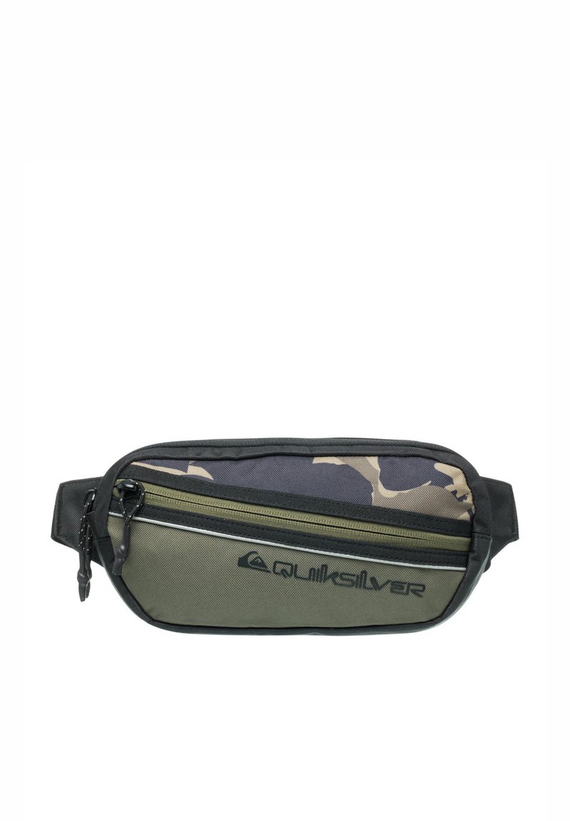 Fannypack v zelenej a čiernej camo farbe, s dvoma zipsovými oddeleniami, odolným materiálom a logom na prednej strane.