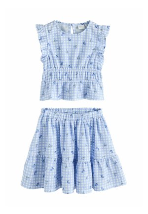 Hellblaues ärmelloses Top mit Vichy-Karo und Rüschenärmeln sowie einen passenden, gestuften Rock, beide mit kleinen blauen Blumenmustern.