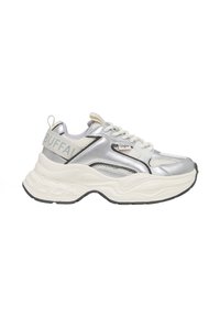 Baskets argentées et blanches avec une semelle épaisse, des détails en mesh et un logo sur le talon. Les lacets sont passés à travers des œillets argentés.