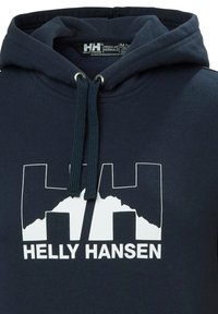 Námořnická modrá mikina s kapucí vyrobená z měkké látky, s předním bílým logem s siluetou hory a saku pro kapuci.