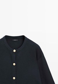 Sort strikket cardigan med rund halsudskæring og fire guld dekorative knapper ned foran, lagt fladt på en hvid baggrund.