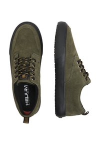 Olivgröna sneakers med överdel i mocka, svart gummisula och svarta samt gula snören. Har en ögla vid hälen för enkel påtagning.