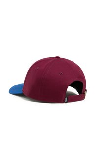 Mørkerød baseball cap med en blå skygge, lavet af bomuld. Har en snapback lukning og et mærke på siden. Designet til afslappet brug.
