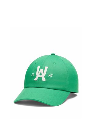 Felgroene honkbalpet met gebogen klep, wit geborduurd "WA" aan de voorkant en "1996" verdeeld rond de letters.