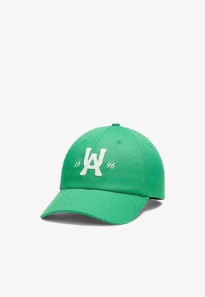 Lys grøn baseballkasket med buet skygge, hvidt broderet "WA" foran og "1996" delt omkring bogstaverne.