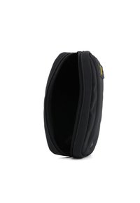 Busta nera con zip di forma rettangolare arrotondata. Materiale morbido con texture trapuntata e un'etichetta in tessuto sul lato. Interno vuoto.