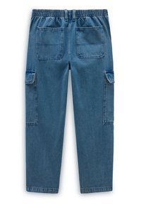 Vue arrière d’un pantalon cargo en denim bleu avec taille élastique, deux poches arrière carrées et des poches latérales à rabat sur chaque jambe.