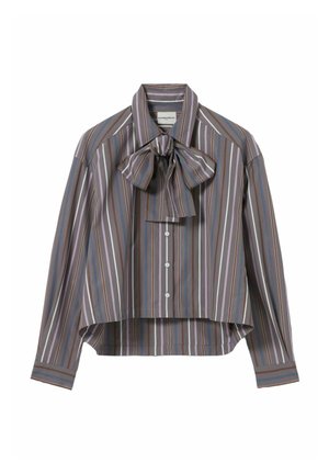 Camicia a righe nei toni del marrone, grigio e blu, con un grande papillon al colletto e maniche lunghe con orlo corto.