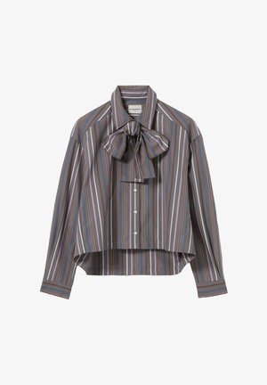 Chemise à rayures dans des tons de marron, gris et bleu, avec un grand nœud papillon au col et des manches longues avec un ourlet court.