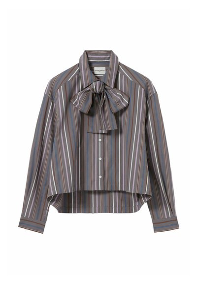 Camicia a righe nei toni del marrone, grigio e blu, con un grande papillon al colletto e maniche lunghe con orlo corto.