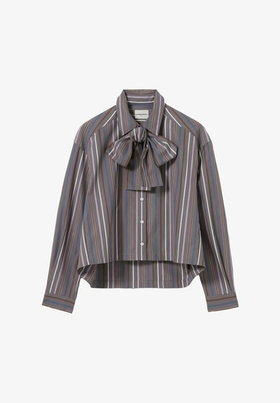 Chemise à rayures dans des tons de marron, gris et bleu, avec un grand nœud papillon au col et des manches longues avec un ourlet court.