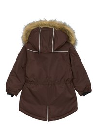 Brūna siltināta parka ar vilnas oderi kapucē, elastīgu jostasvietu un elastīgām aprocēm. Atstarojoši akcenti gar kapuces un kabatu malām.