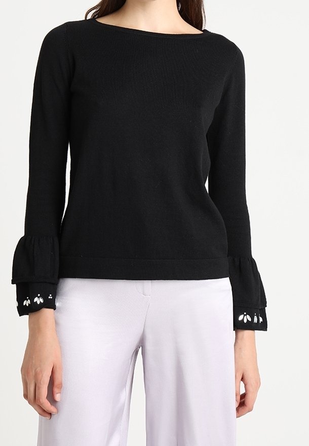 Maglione nero a maniche lunghe con scollatura a barca e polsini arricciati. Le maniche presentano dettagli ricamati bianchi all'orlo. Vestibilità classica.