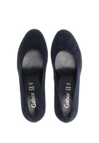 Ballerines en daim bleu marine avec un bout rond, doublure intérieure lisse et semelle rembourrée ; elles présentent un design minimaliste sans embellissements.