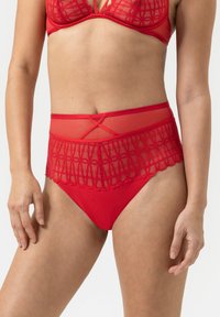 Rotes Spitzen-Dessous-Set mit einem durchsichtigen Mesh-Bralette und hoch taillierten Panties mit filigranen geometrischen Mustern und gezackten Kanten.