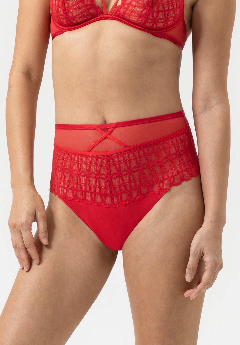 Rotes Spitzen-Dessous-Set mit einem durchsichtigen Mesh-Bralette und hoch taillierten Panties mit filigranen geometrischen Mustern und gezackten Kanten.