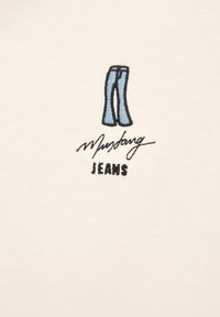 Biała tkanina z niebieskim haftowanym obrazem dżinsów nad napisem „Mustang” kursywą oraz „JEANS” pogrubioną czcionką w kolorze czarnym.