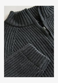 Non sélectionné, charcoal grey