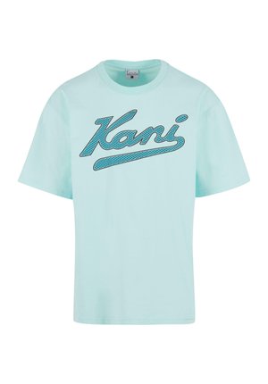 Camiseta verde menta de algodón suave, con un diseño de texto contorneado en azul que dice "Kani" en el frente, con mangas cortas y cuello redondo.
