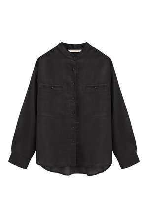 Chemise noire à manches longues avec col mao, deux poches poitrine à boutons et ourlet ample arrondi à l'arrière.