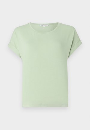 T-shirt verde claro feito de um tecido suave, com decote arredondado e mangas curtas dobradas. Corte simples e descontraído, sem padrões ou detalhes.