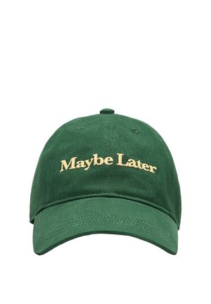 Donkergroene honkbalpet met de frase "Misschien Later" in beige geborduurd op het voorste paneel.