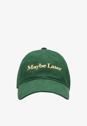 Tumma vihreä baseball-lippis, jossa on edessä vaaleanbeige kirjailtu teksti "Maybe Later".