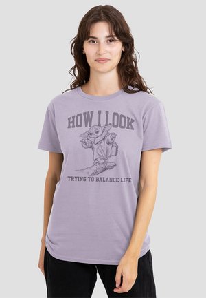 THE MANDALORIAN TRYING TO BALANCE LIFE - Print T-shirt - purple