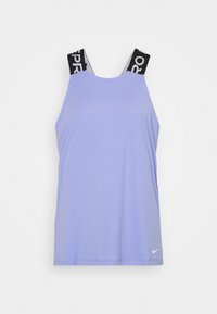 Jasnofioletowy bezrękawnik z wyrazistymi czarnymi ramiączkami, na przodzie z napisem "PRO" oraz małym białym logo Nike. Gładka tekstura materiału.