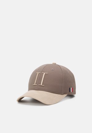 Brun baseballkasket med beige skygge, broderet romersk tal II foran og små røde, hvide og blå striber på siden.