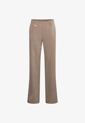 Beige rechte broek met riemlussen en een klein stoffen label vlak bij de tailleband op een effen witte achtergrond.