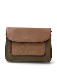 Bolso de mano de cuero marrón y verde oliva; superficies texturizadas; cierre con solapa y costuras en contraste; forma rectangular mediana; bolsillo frontal.