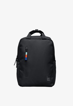 Schwarzer rechteckiger Rucksack mit zwei Griffen, vertikalem vorderem Reißverschlussfach mit bunten Laschen, Seitentaschen und "GOT BAG"-Logo unten rechts.