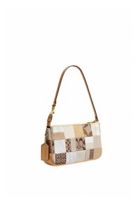 Petit sac à bandoulière avec un design patchwork en tons beige et marron, avec une sangle en cuir et une étiquette de marque attachée.