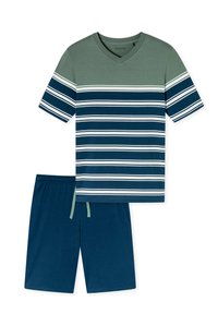 Kurzärmliges V-Ausschnitt T-Shirt in Grün und Marineblau mit weißen Streifen, kombiniert mit Marineblauen Shorts mit elastischem Bund und Kordelzug.