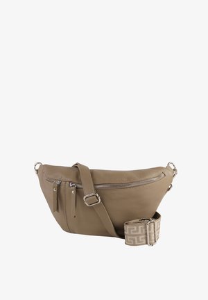 Sac banane en cuir taupe avec deux poches avant zippées, sangle ajustable et sangle en tissu beige à motif décoratif enroulée à côté.