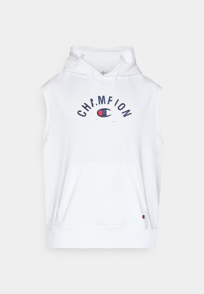 Weißer ärmelloser Hoodie aus weichem Stoff, mit einer Fronttasche und dem "CHAMPION"-Logo in Marineblau mit roten Akzenten. Der Hoodie hat Kordeln.